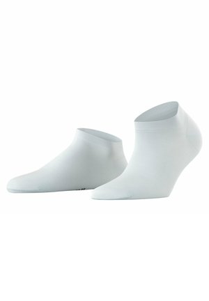 Calcetines blancos hasta el tobillo con una textura suave, diseñados con un corte bajo y una puntera reforzada para mayor durabilidad.