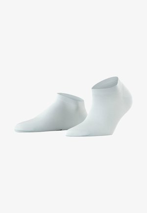 Calcetines blancos hasta el tobillo con una textura suave, diseñados con un corte bajo y una puntera reforzada para mayor durabilidad.