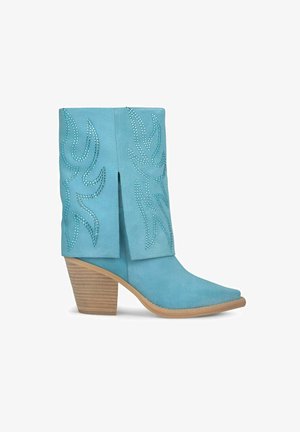 Blaue Wildleder-Stiefeletten mit dekorativem Stich und Strass-Akzenten, spitzer Zehenpartie und gestapeltem Holzabsatz.