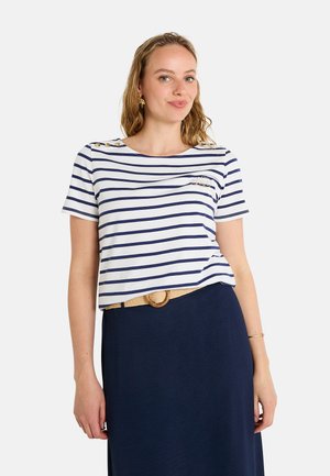 T-shirt à rayures bleues marine et blanches à manches courtes, avec un col rond, présentant des accents de boutons dorés sur l'épaule et un petit logo.