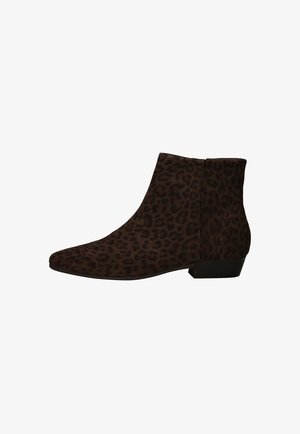 Bruine enkellaars met panterprint van suede, met een puntige neus, lage blokhak en een strak ontwerp met een gladde textuur.