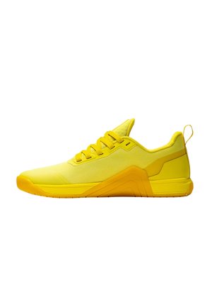Chaussure de sport basse jaune vif avec lacets, tige en tissu texturé et semelle en caoutchouc à motifs, présentée de profil sur fond blanc.