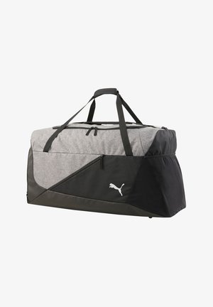 Große Reisetasche aus grauem und schwarzem Polyester, mit zwei Tragegriffen, einem Reißverschluss oben und einer Seitentasche mit PUMA-Logo.