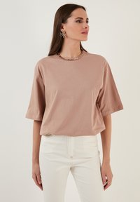LELA LOOSE FIT - Jednoduché tričko - biscuit