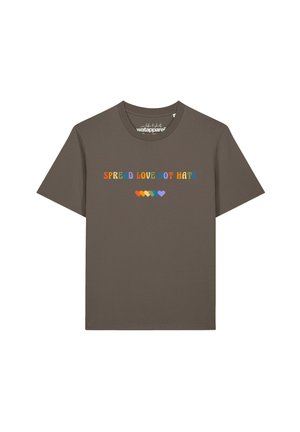 Braunes kurzärmeliges T-Shirt mit dem mehrfarbigen Text "SPREAD LOVE NOT HATE" und sechs kleinen mehrfarbigen Herzformen unter dem Text.