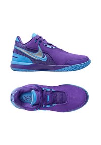 Scarpe da ginnastica viola con dettagli blu, pannelli testurizzati e logo Swoosh argento. Presentano un collare imbottito e una suola in gomma con motivo.