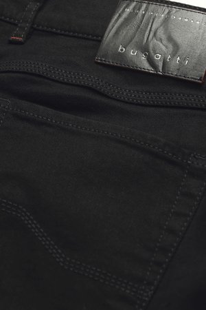Schwarze Denim-Jeans mit einer glatten Textur, dezenten Nähdetails und einem Markenlabel. Das Design umfasst Gesäßtaschen.