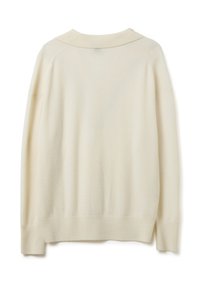 Pull léger beige, texture tricot douce, col rond, épaules tombantes, poignets et ourlet côtelés, design simple sans embellissements.