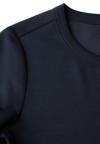 Granatowa koszulka z krótkim rękawem o okrągłym dekolcie, wykonana z gładkiego bawełnianego materiału, z przeszyciami przy kołnierzyku i szwach na ramionach.