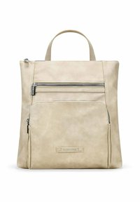 Mochila de cuero beige con una textura suave, que cuenta con un asa superior, un bolsillo frontal con cremallera y un logo de la marca en la parte inferior.