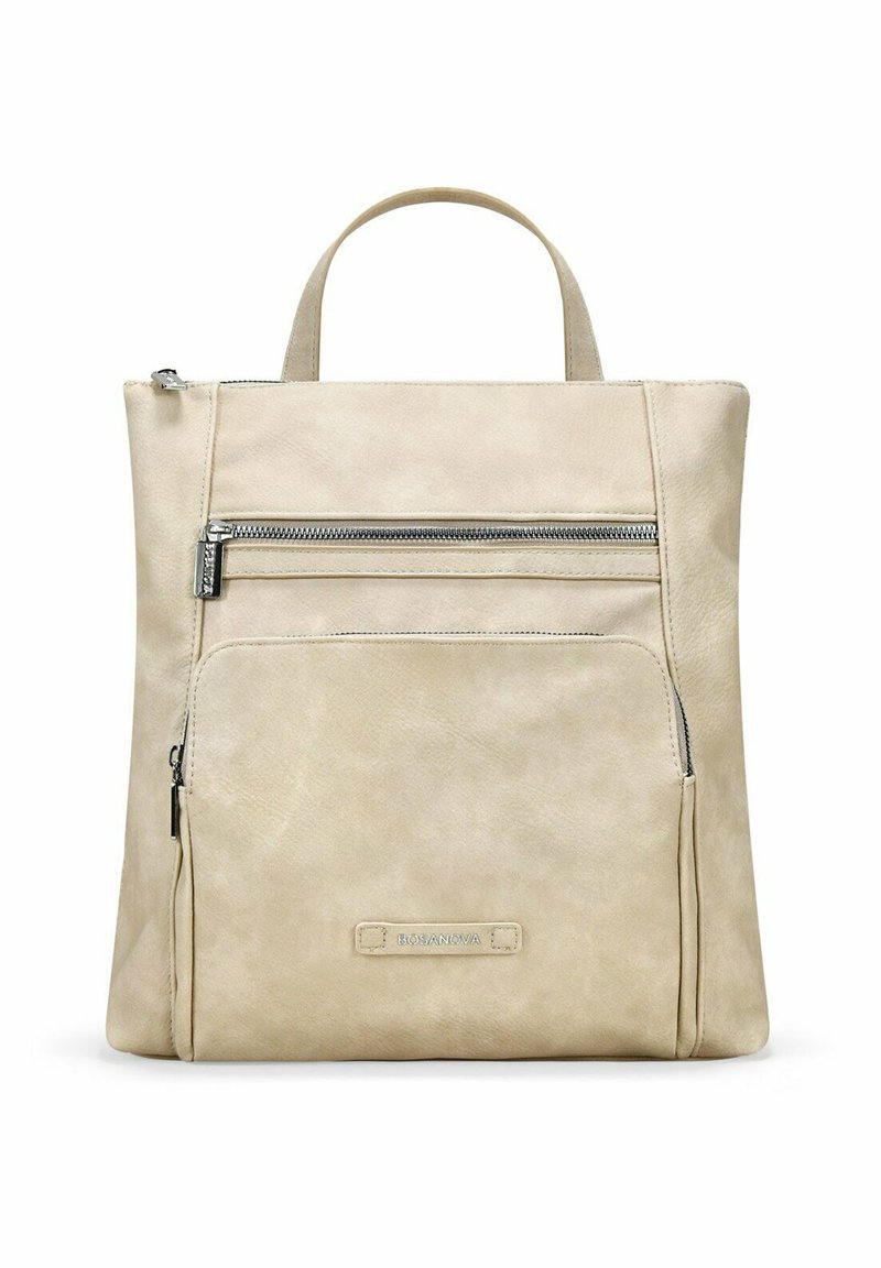 Mochila de cuero beige con una textura suave, que cuenta con un asa superior, un bolsillo frontal con cremallera y un logo de la marca en la parte inferior.