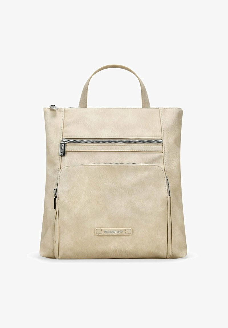 Mochila de cuero beige con una textura suave, que cuenta con un asa superior, un bolsillo frontal con cremallera y un logo de la marca en la parte inferior.