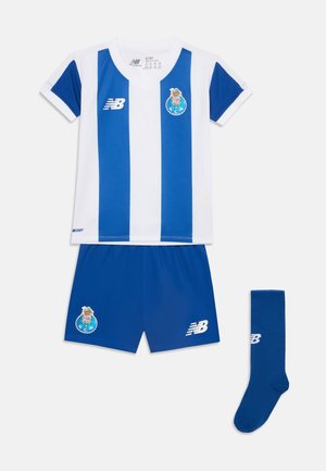 Kit da calcio per bambini FC Porto a righe blu e bianche con maglietta, pantaloncini blu, calza blu coordinata e loghi New Balance.