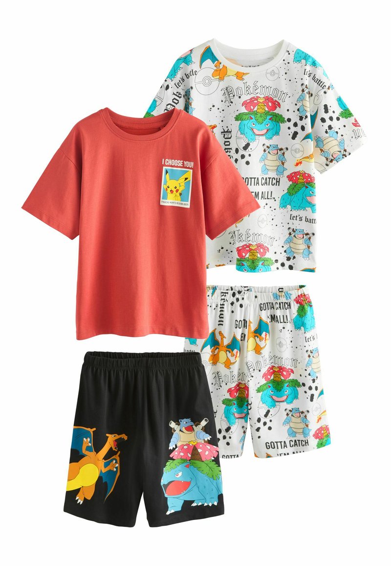 To sæt med kortærmede t-shirts og shorts; rød t-shirt med Pikachu grafik, hvid t-shirt med Pokémon designs, sorte shorts med karaktertryk.
