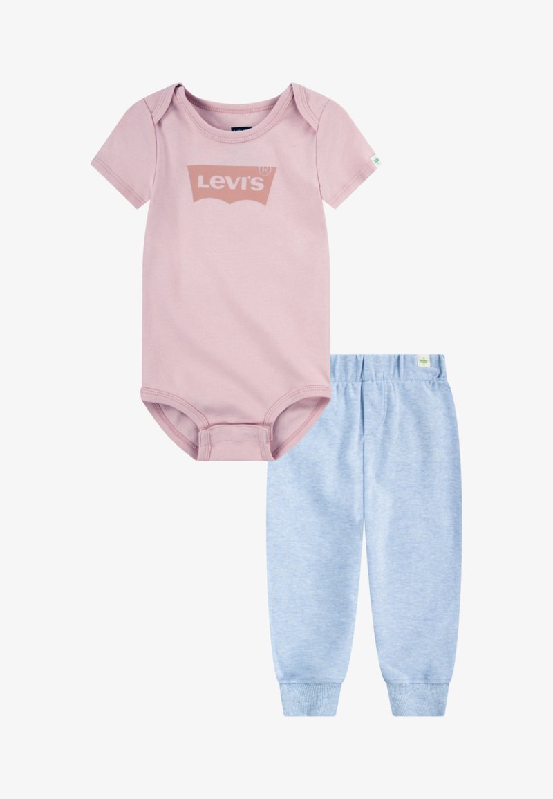 Body in cotone rosa con logo Levi's, abbinato a pantaloni della tuta blu chiaro, con vita elastica e orli a polsino.