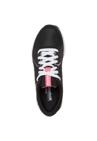 Svart Reebok-sneaker med vita snörning, rosa logo på tungan och mönstrade sidor, sedd uppifrån mot en vit bakgrund.