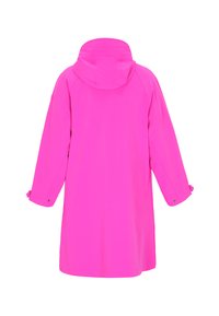 Pelerină de ploaie lungă de culoare roz aprins, cu glugă atașată și manșete reglabile la mâneci, văzută din spate pe un fundal alb.