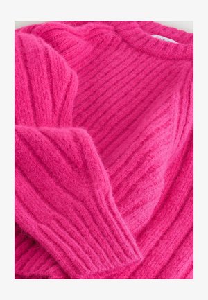 Jasne ružové sveter vyrobený z nadýchaného, rebrovaného materiálu. Má široký výstrih a dlhé rukávy s textúrovanými detailmi.