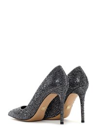 Tacchi a stiletto neri con punta affilata, adornati con scintillanti strass. I tacchi hanno un'altezza di 10 cm e una finitura interna liscia.