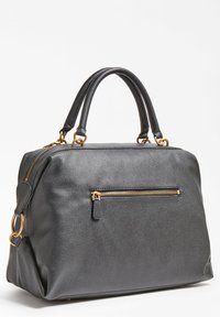 Harmaa nahkalaukku, jossa on teksturoitu pinta, kaksinkertaiset kahvat ja kultasävyinen vetoketjuyksityiskohta etu- ja yläosastoissa.