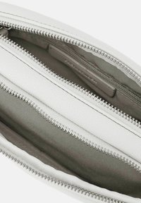 Sacchetto in pelle bianca con tre scomparti con cerniera, caratterizzato da una texture liscia e un rivestimento grigio chiaro. Cerniere argentate valorizzano il design.