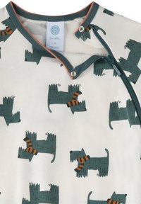 Bio-Baumwollstrampler mit einem cremefarbenen Hintergrund, der ein sich wiederholendes Muster von dunkelgrünen Hunden mit orange gestreiften Schals zeigt. Druckknopfverschluss am Hals.