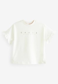 Balts īsām piedurknēm kokvilnas T-krekls ar drapētām piedurknēm, ar tekstu "BAKER" beige krāsā centrā zem kakla.