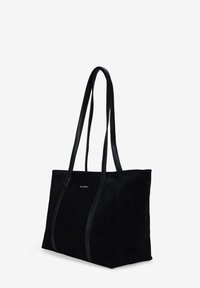 Bolso tote de ante negro con dos largas correas de cuero negro, sutil logo de la marca en la parte frontal y una forma rectangular estructurada.