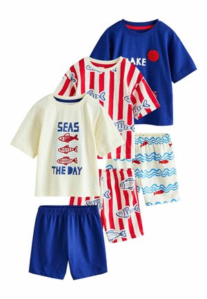 Drei Kinder-Sommeroutfits mit kurzärmeligen Oberteilen und Shorts in blau, rot und weiß mit nautischen Mustern aus Fischen und Wellen.
