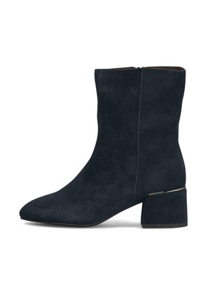 Bottine en suède marine avec un bout pointu et un talon carré. Dotée d'un zip latéral et d'un design minimaliste avec une texture lisse.