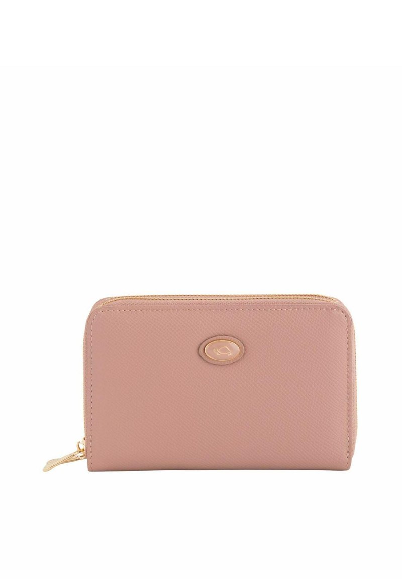 Cartera de cuero texturizado rosa con un cierre dorado y un acento de logo. Forma rectangular con un acabado suave y un diseño minimalista.