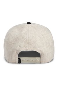 Gorra de béisbol de tela beige con un acabado texturizado, que presenta un botón negro en la parte superior y una correa ajustable de plástico en la parte trasera.