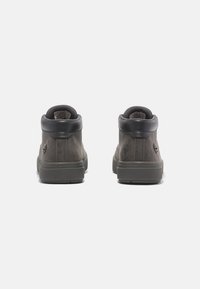 Botines de cuero gris con una forma redondeada, cuello acolchado y suelas de goma. Diseño minimalista con un sutil detalle de costura.