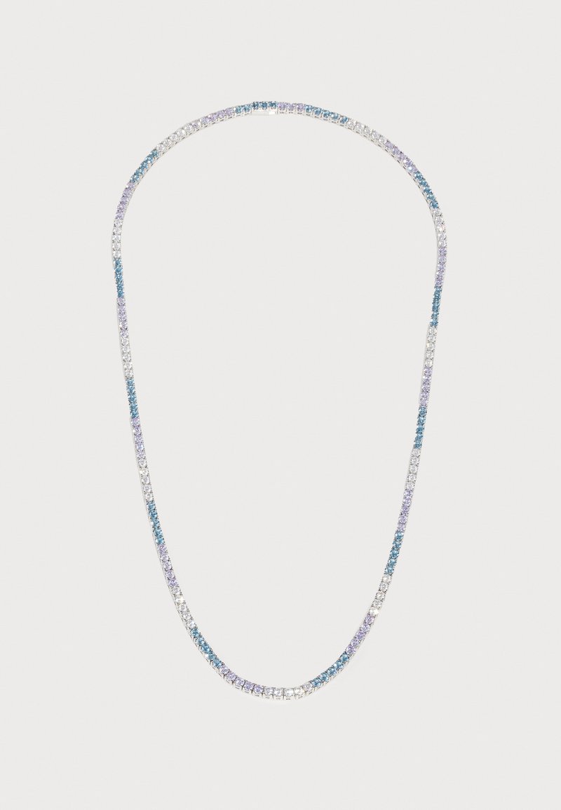 Collar colorido que presenta piedras preciosas alternas en azul, púrpura y transparente, engastadas en una delicada y fina cadena de metal. Piedras de corte redondo, diseño flexible.