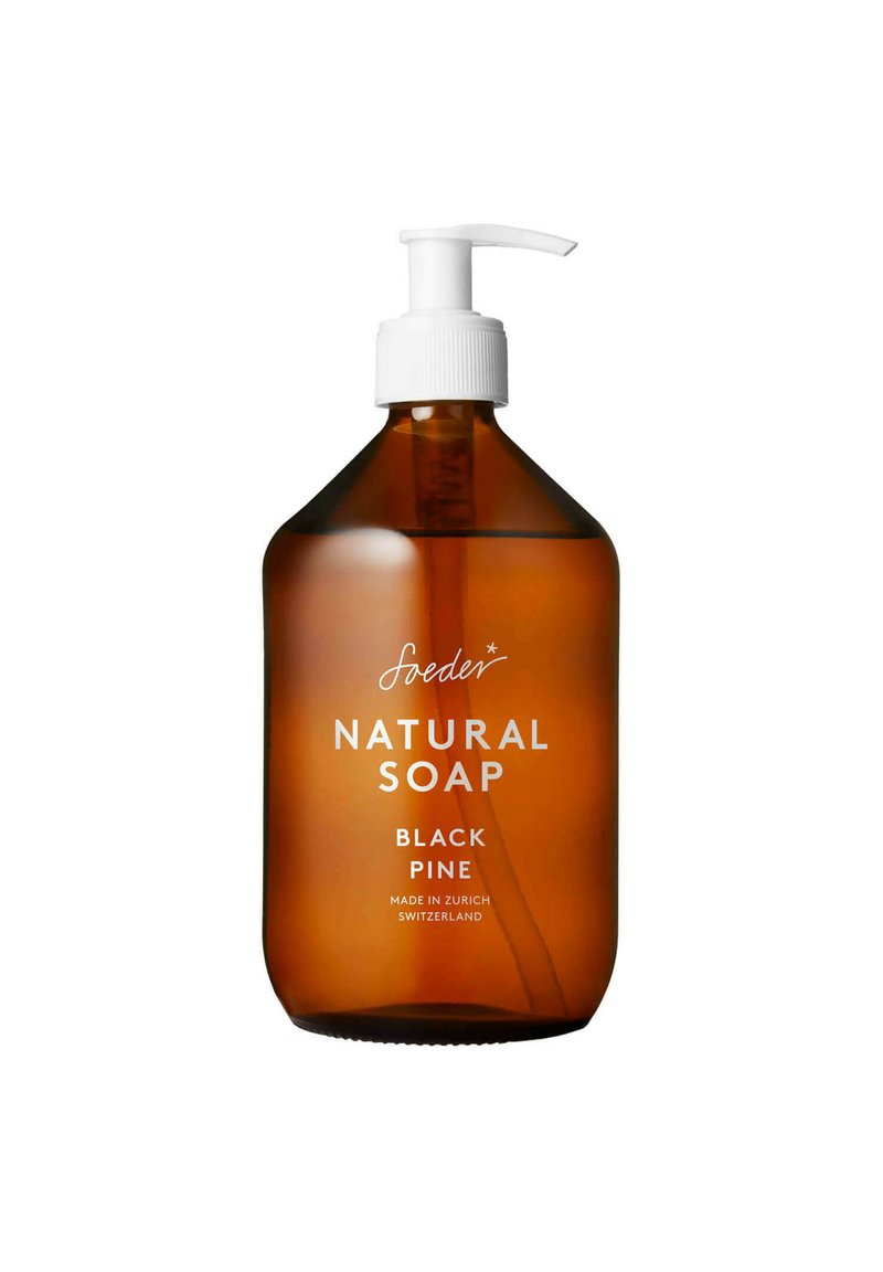 Bouteille en verre ambré avec pompe de savon naturel, étiquetée "Pin Noir", avec un dessus de pompe blanc et un texte minimaliste en blanc.