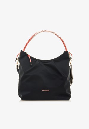 Bolso de nylon negro con un asa de coral texturizado, que cuenta con un cierre con cremallera, herrajes dorados y un logotipo en relieve en la parte frontal.