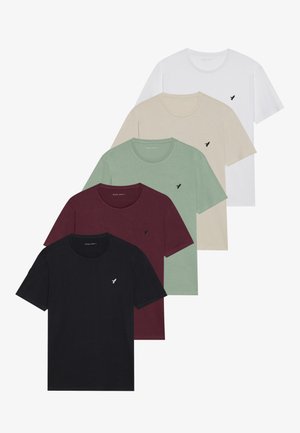 Cinq t-shirts en noir, bordeaux, vert, beige et blanc, en coton, à col rond avec un petit logo sur la poitrine gauche.