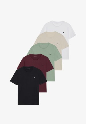 Fünf T-Shirts in Schwarz, Burgunderrot, Grün, Beige und Weiß, aus Baumwolle, mit Rundhalsausschnitt und einem kleinen Logo auf der linken Brust.