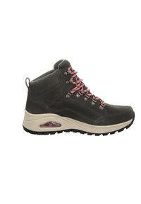 Bota de tobillo de ante gris con cordones rosas, suela de goma y detalle de amortiguación de aire visible. Presenta ojales de metal y talón reforzado para mayor soporte.