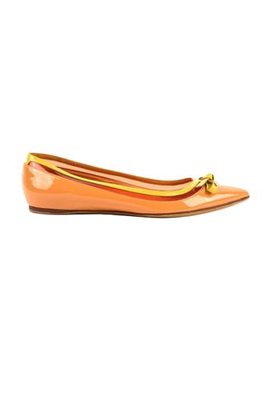 Chaussure plate en cuir verni orange pour femme avec bordure jaune et nœud, bout pointu et semelle basse marron, vue de profil sur fond blanc.