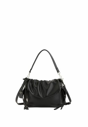 Bolso de mano de cuero negro con solapa superior fruncida, asa corta y correa de hombro ajustable sobre fondo blanco.