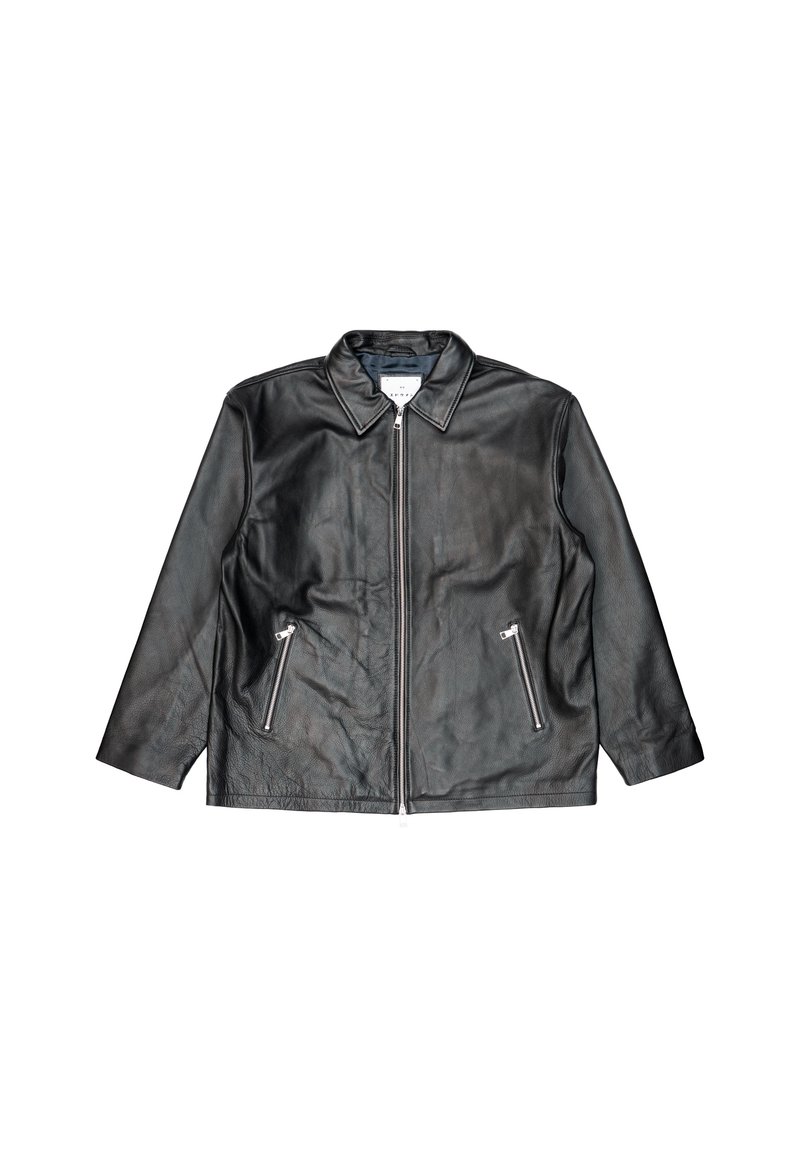 Giubbotto di pelle nera con colletto, zip frontale e due tasche laterali con zip. Texture liscia e vestibilità leggermente rilassata.