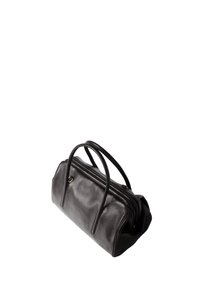 Sac à main en cuir noir avec deux longues poignées et une fermeture éclair sur le dessus, présenté sur un fond blanc uni.