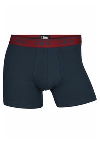 Tmavě modré boxer šortky s vínově červeným pasem, na kterém se opakuje logo "JBS". Vyrobené z elastického bavlněného materiálu, hladká textilie a přiléhavý střih.