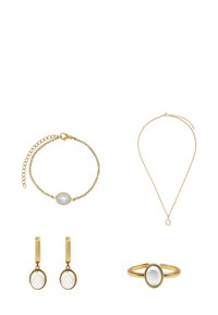 Gouden sieradenset bestaande uit een armband, ketting, oorbellen en ring, elk met een ovale witte parelaccent en delicate kettingontwerpen.
