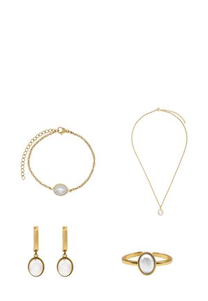 Goldfarbene Schmuckset bestehend aus einem Armband, einer Halskette, Ohrringen und einem Ring, jeweils mit einem ovalen weißen Perlenakzent und zarten Kettenmustern.