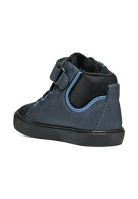 Botte montante bleu foncé avec une tige en tissu texturé, panneau en maille noire, bande Velcro et semelle en caoutchouc, avec des accents de couture bleus.