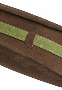 Hnedá semišová taška s kontrastným zeleným popruhom z filcu, obdĺžnikovým tvarom a prešívanými detailmi, zdôrazňujúcimi textúru a kvalitu materiálu.