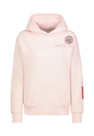 Hellrosa Kapuzenpullover mit rotem und weißem Text auf der Brust und einem kleinen runden Aufnäher nahe der Schulter.