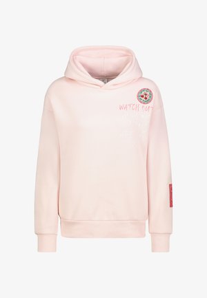 Hellrosa Kapuzenpullover mit rotem und weißem Text auf der Brust und einem kleinen runden Aufnäher nahe der Schulter.